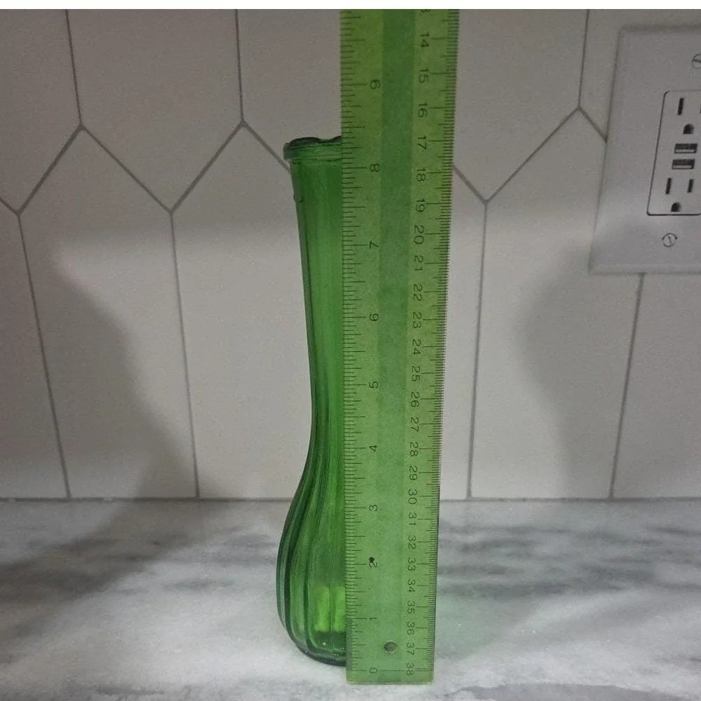 CLG‎ Co. Emerald Green Glass Bud Vase, Vintage Ribbed Flower Holder, Centerpiece